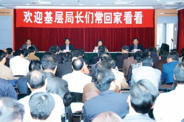 “十七大报告使我们备受鼓舞”--第六期全国地（市）食品药品监管局局长培训示范班学员到本报座谈