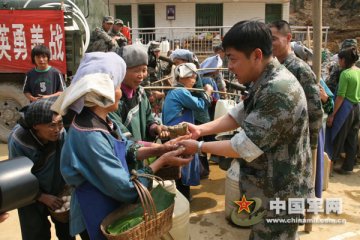 解放军第四十四医院巡医送药到抗旱一线