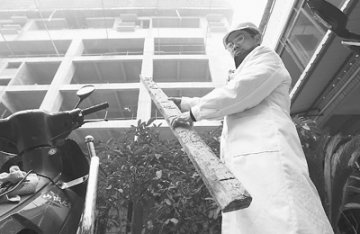 重庆秀山：旁边大楼掉钢筋 医生戴安全帽上班
