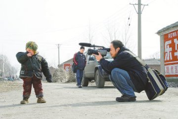 摄影师拍摄艾滋孤儿无助生活