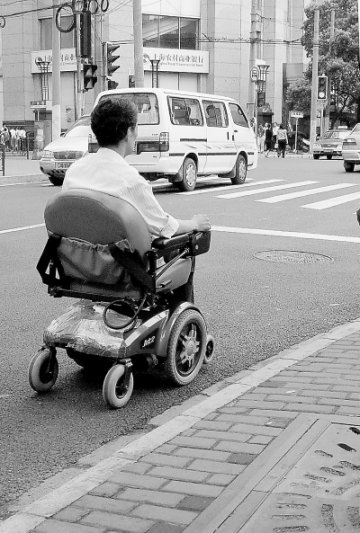 上海：电动轮椅为残障人士出行助力