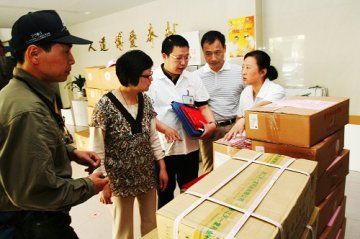 浙江省中医院中药房双休日赶制了一批中药外用药