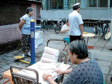 收废品小贩徒手包装卫生筷 包装上写郭林家常菜