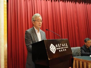 第三组召集人陕西省卫生计生委党组成员、中医药管理局局长苏荣彪汇报讨论情况