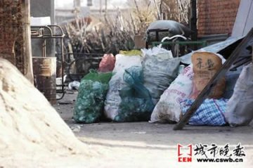 废品收购站回收上吨医用输液管