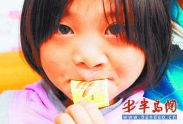 女子患脑瘤仍攒钱给唇腭裂养女治病