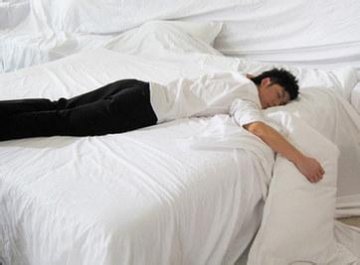 睡觉姿势不当影响男性生殖健康
