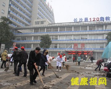 医院动态：院领导带头铲冰除雪 保障群众就医通道