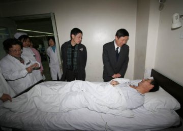 院校领导春节期间深入基层慰问医护人员、看望住院病人