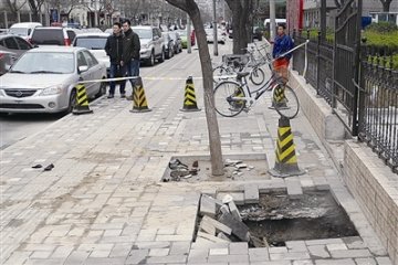 女子因路面塌陷掉入热水坑遭烫伤皮肉分离