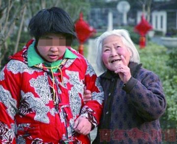 98岁奶奶抚养自闭症孙女27年