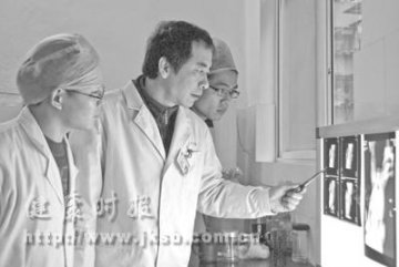 安徽：刚出生男婴造肛成功