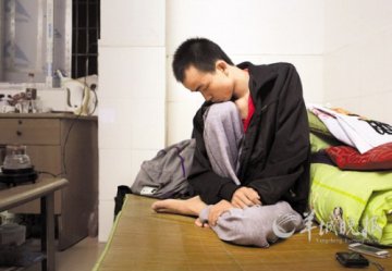 患癌青年治病钱换平生首次旅游 称珍惜生命每一秒