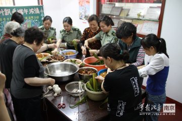 第85医院医务人员与社区阿姨共包爱心粽