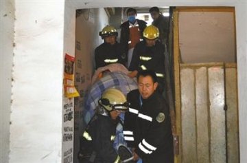 消防员帮忙将200多斤患者送到急救车