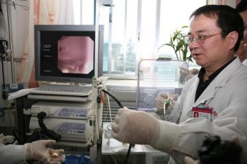 专家妙招巧取误吞电池