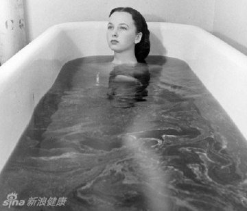 探秘国外最神秘恐怖的少女药浴