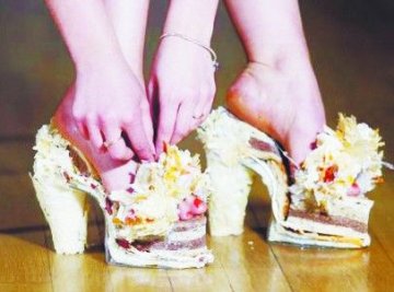 英国女大学生用奶酪和面包制作出高跟鞋