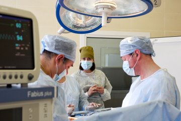 高清：直击年轻母亲剖腹产分娩全过程