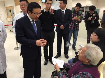 谭俊荣视察山顶医院