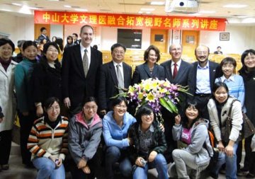 美国印第安纳州大学教授应邀到我校讲学