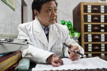 身残志坚乡村医生坚守岗位数十载