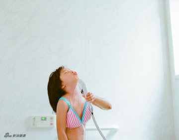 摄影师拍女儿嘟嘴亲吻传递温暖