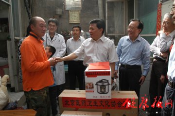 北京为月月献血的密云县彭雪松夫妇捐赠彩电电脑慰问金