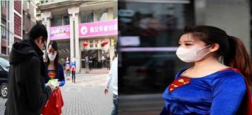 不信超能力，女超人惊现雾霾古都送口罩