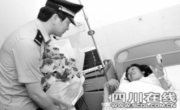 孕妇临盆遭遇堵车 警车闯红灯送其去医院
