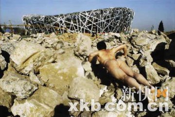 电视主持人裸体在鸟巢边做俯卧撑
