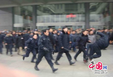 12岁女童医院死亡 湖南湘雅医院80名保安围殴讨说法家属