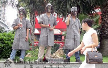 三大学生街头扮鬼相讽刺医生被警察带走