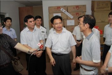 万庆良书记带队参观天河区食品药品监督管理局“三打两建”成果展