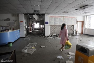 6.医护人员在受损医院里寻找药物