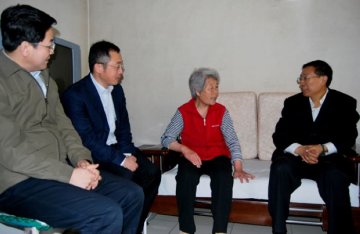 甘肃省卫生厅厅长刘维忠看望“红色医生”李贡遗孀
