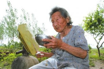 蟒蛇与模特拍照时咬其豪乳 硅胶中毒死亡