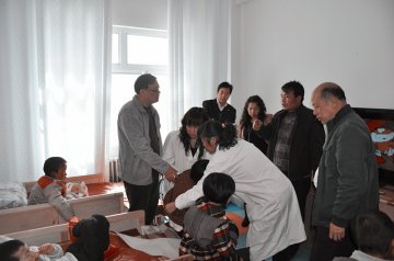 国家康复辅具研究中心医疗专家到我市筛查福利机构残障人员肢体矫形手术患者