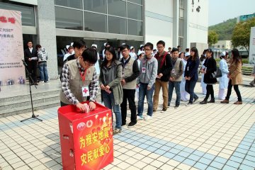 我校师生积极投入芦山地震募捐活动
