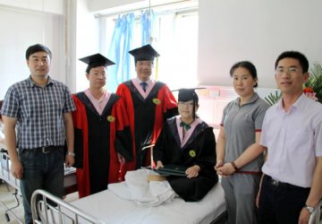 患骨癌女孩病床上获得学位