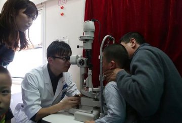 “健康快车”火车医院免费为市民检查眼睛