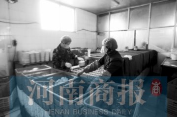郑州一餐具消毒公司清洗池里漂卫生巾被责令停业