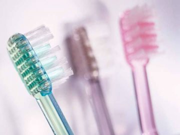 6、把牙刷放在微波炉用高火加热l0秒