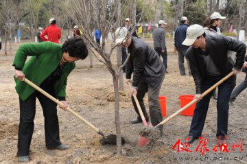 北京市卫生系统劳模来北京小汤山医院参加植树活动