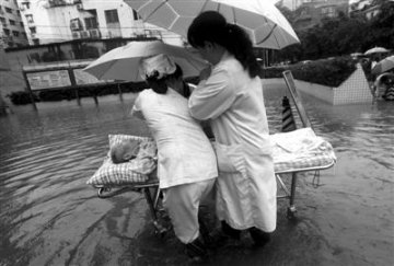 广州暴雨医院积水 护士趟水送病人