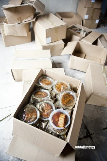 黑工厂阁楼散落了大量月饼