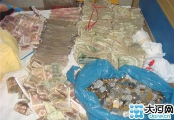 乡村学校为白血病患儿捐款 零钞硬币摆满床