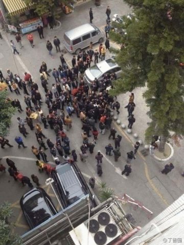 广东发生严重辱医事件：病死者家属押医生游行