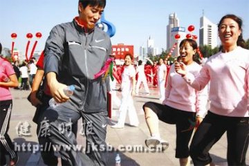 刘翔踢毽传健康