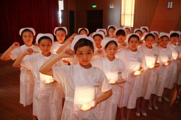 蚌埠市一院新护士手捧红烛 举行“授帽传光”仪式